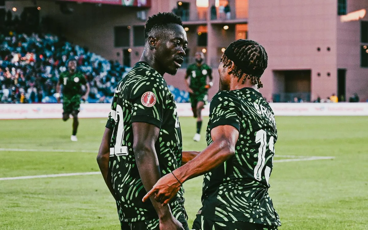 Les joueurs nigérians célèbrent sur le terrain, portant des maillots verts vifs avec des motifs noirs, lors d'un match contre le Maroc.