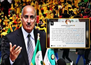 Un responsable du football marocain gesticule avec assurance devant des supporters en liesse vêtus de jaune. Une superposition de tweet évoque une annonce récente.