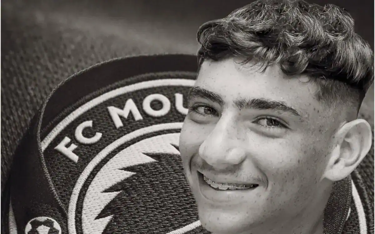 Yousri Khachroub souriant à côté du logo du FC Mouloudia Marrakech, sur fond noir texturé.