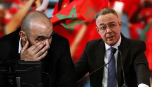 Marokkaanse voetbalfunctionarissen tonen uiteenlopende emoties; de ene toont frustratie terwijl de ander het woord voert tussen Marokkaanse vlaggen.