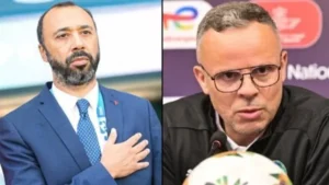 Twee Marokkaanse voetbalfiguren: één in een pak met een hand op het hart, de ander in een trainingspak die een persconferentie geeft, beiden gefocust en serieus.