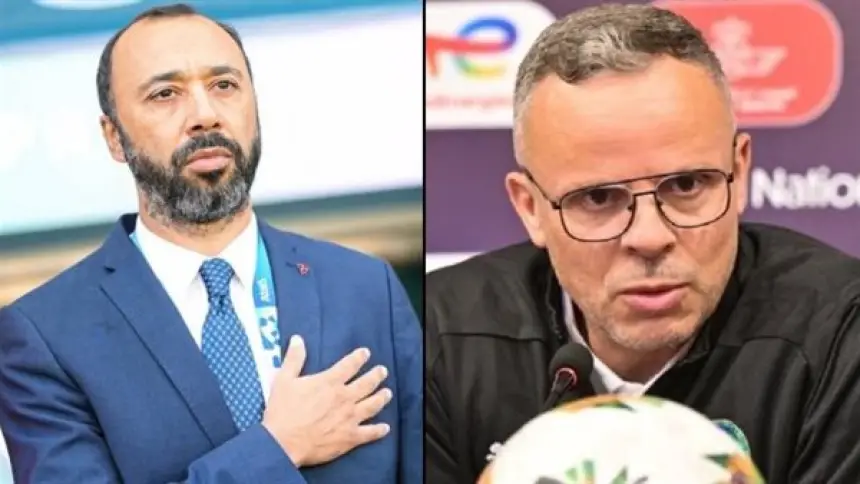 Twee Marokkaanse voetbalfiguren: één in een pak met een hand op het hart, de ander in een trainingspak die een persconferentie geeft, beiden gefocust en serieus.