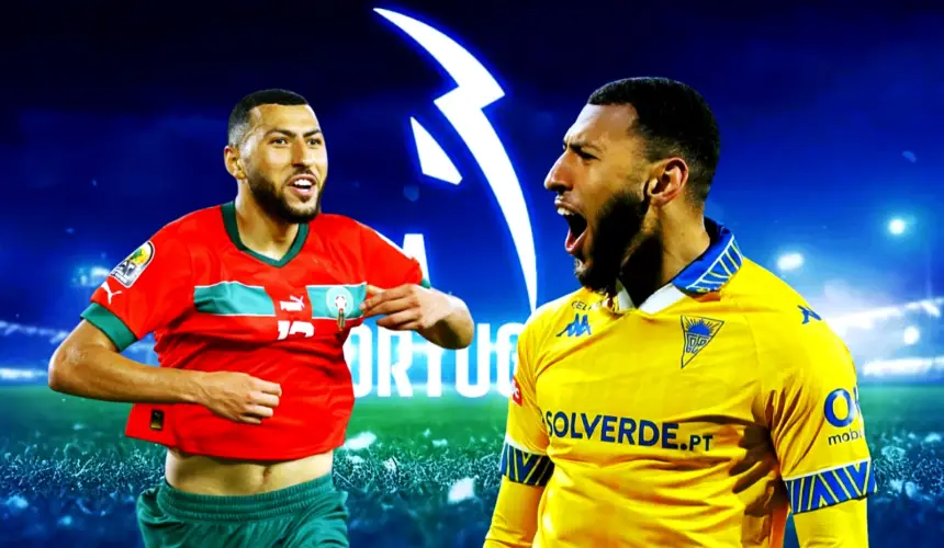 Des footballeurs marocains en liesse, avec un joueur en maillot rouge du Maroc et un autre en tenue jaune de club, devant l'arrière-plan vibrant d'un stade.