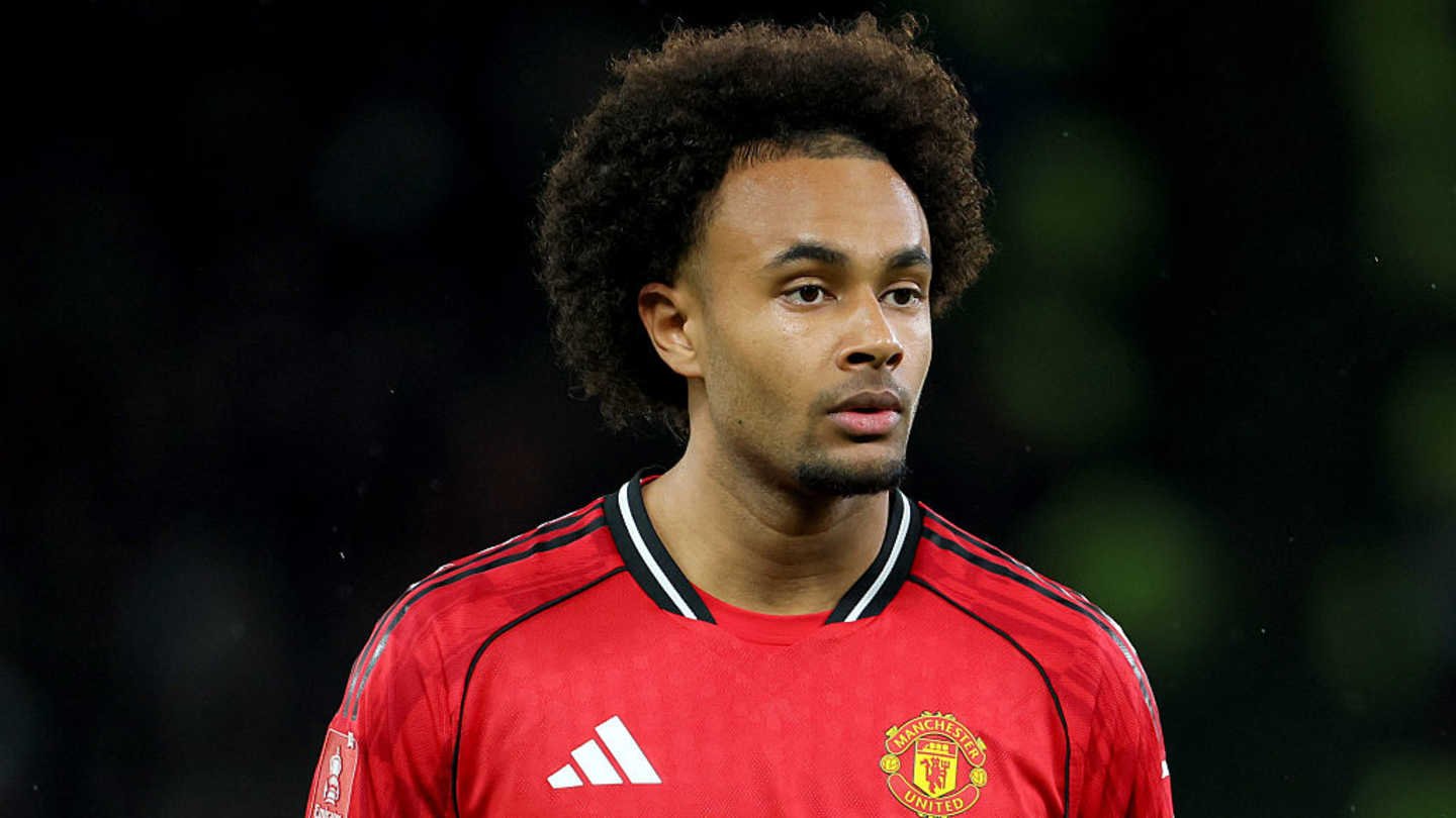 Un ailier portant le maillot rouge de Manchester United, concentré pendant un match, mettant en valeur ses cheveux bouclés distinctifs et son expression déterminée.