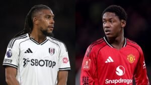 Alex Iwobi, vêtu du maillot blanc de Fulham, fait face à un joueur de Manchester United en maillot rouge, les deux reflétant une tension post-match.
