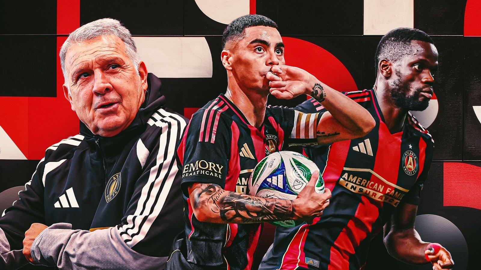 L'entraîneur principal d'Atlanta United, Gonzalo Pineda, sourit aux côtés des joueurs Miguel Almirón et Latte Lath, tous deux vêtus du maillot rayé rouge et noir emblématique de l'équipe.