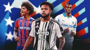 Trois joueurs de football se distinguent sur cette image : Weston McKennie en maillot de la Juventus, et deux autres aux couleurs de clubs, tous sur fond de drapeau américain vibrant.