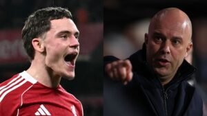 Un milieu de terrain de Liverpool célèbre avec passion à gauche, tandis qu'Arne Slot, à droite, fait des gestes lors d'une analyse de match.