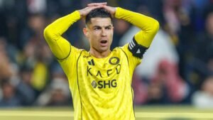 Cristiano Ronaldo, vêtu du maillot jaune d'Al Nassr et portant le brassard de capitaine, montre des signes de frustration lors d'un match contre Al Riyadh.