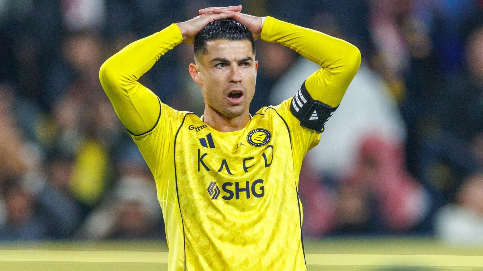 Cristiano Ronaldo, vêtu du maillot jaune d'Al Nassr et portant le brassard de capitaine, montre des signes de frustration lors d'un match contre Al Riyadh.