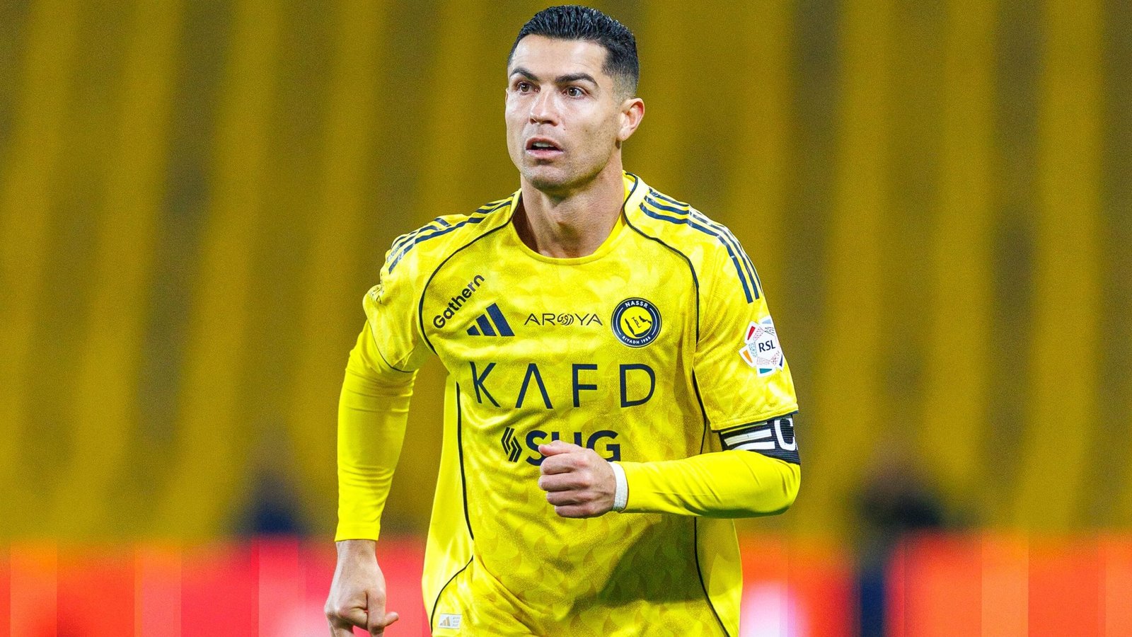 Cristiano Ronaldo in een felgeel Al-Nassr-tenue, geconcentreerd tijdens een wedstrijd, wat zijn leiderschap als aanvoerder benadrukt.