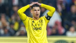 Cristiano Ronaldo, vêtu du maillot jaune d'Al Nassr, exprime sa frustration, les mains sur la tête, pendant un match.