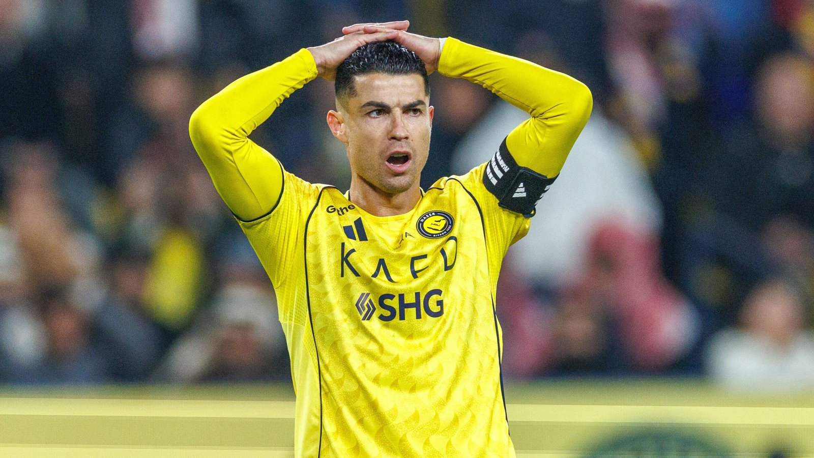 Cristiano Ronaldo, vêtu du maillot jaune d'Al Nassr, exprime sa frustration, les mains sur la tête, pendant un match.