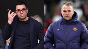 À gauche, Deco du Barça, parlant au téléphone, aux côtés de l'entraîneur Hansi Flick vêtu d'une veste de l'équipe, le tout dans une image divisée.