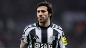 Sandro Tonali dans le maillot noir et blanc de Newcastle, l'expression concentrée pendant un match, un éclairage mettant en valeur sa détermination.