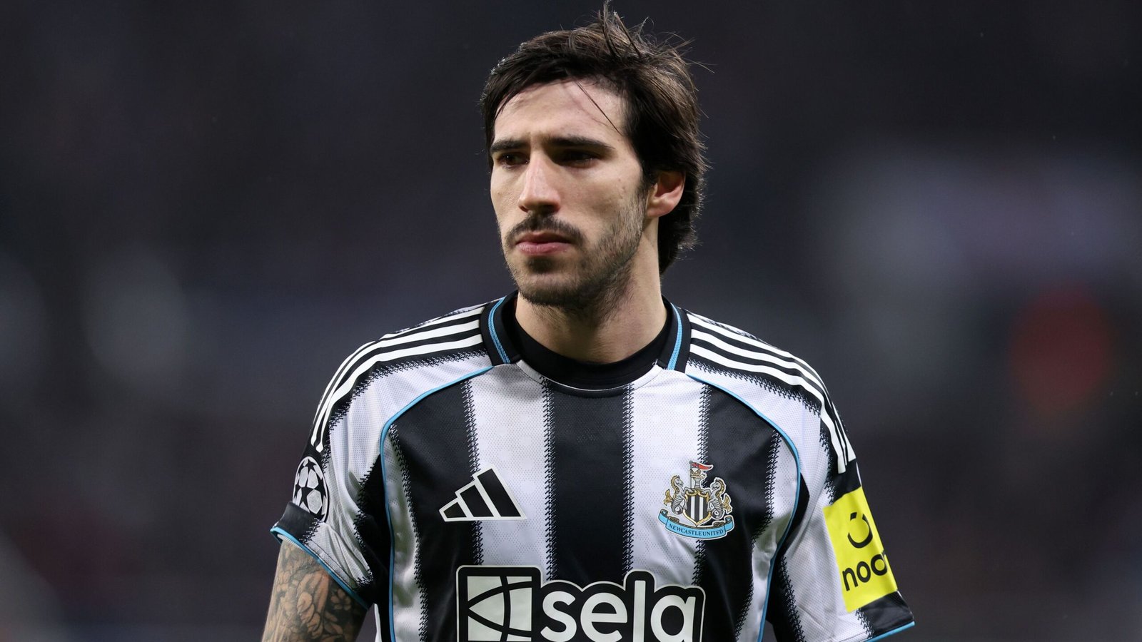 Sandro Tonali dans le maillot noir et blanc de Newcastle, l'expression concentrée pendant un match, un éclairage mettant en valeur sa détermination.