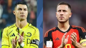 Cristiano Ronaldo en tenue jaune avec un brassard de capitaine et Eden Hazard en maillot rouge, tous deux saluant les supporters pendant un match.