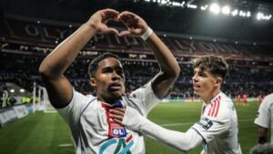 Endrick de Lyon célèbre un but en Coupe de France en formant un cœur avec ses mains, sous le regard d'un coéquipier.