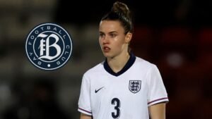 Anouk Denton en tenue de l'Angleterre, se préparant pour un match, aux côtés du logo du Bay FC, mettant en lumière son transfert depuis West Ham.