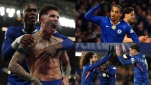 Chelsea-spelers vieren een comebackzege tegen West Ham, met Enzo Fernandez en teamgenoten in blauwe tenues en intense uitdrukkingen.