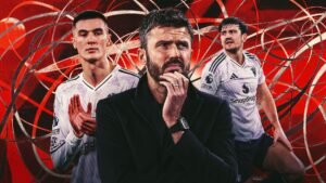 Michael Carrick overdenkt de uitdagingen die voor hem liggen met twee spelers in witte tenues, tegen een dynamische rode achtergrond die Manchester United benadrukt.