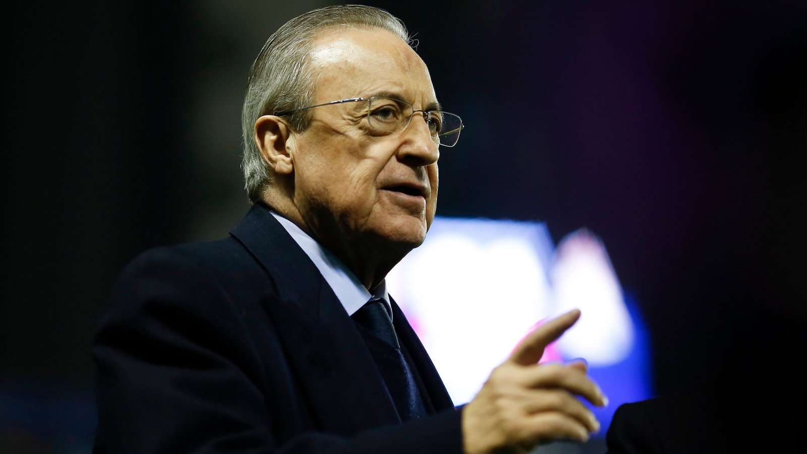 Florentino Pérez, président du Real Madrid, s'exprimant avec passion lors d'un événement, vêtu d'un costume sombre et l'air concentré.