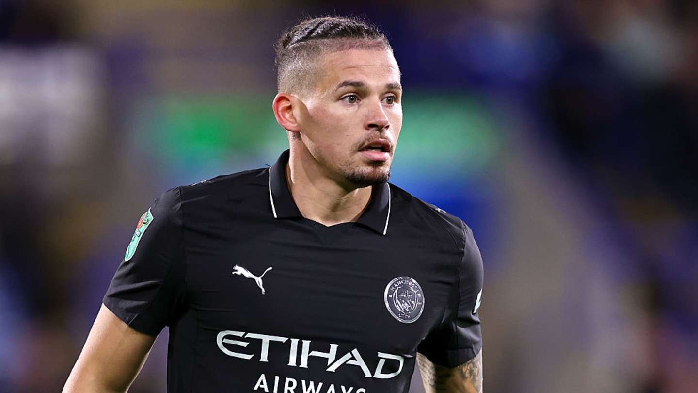 Kalvin Phillips en tenue noire de Manchester City pendant un match, arborant le logo du club et une expression concentrée.