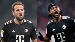 Harry Kane et Serge Gnabry, vêtus du maillot domicile noir du Bayern Munich, capturés lors du défi de lancer NFL, illustrant leur esprit de compétition.