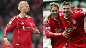 Hugo Ekitike die juicht voor Liverpool, naast een historische afbeelding van Steven Gerrard en Fernando Torres, beiden in Liverpool-tenues.