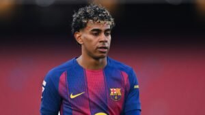 Lamine Yamal portant le maillot iconique bleu et grenat à rayures du FC Barcelone, concentré et serein, prêt pour le match.