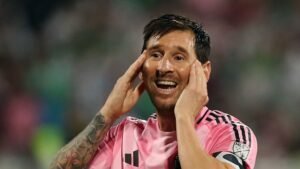 Lionel Messi in een roze Inter Miami-tenue, die tekenen van frustratie toont tijdens een wedstrijd, wat zijn recente blessureproblemen benadrukt.