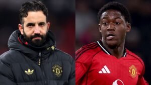 Gary Lineker et Kobbie Mainoo de Bladna News côte à côte, présentant les maillots de Manchester United ; Lineker porte une veste noire, Mainoo un maillot rouge.