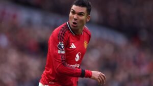 Casemiro portant le maillot rouge de Manchester United, célébrant avec passion pendant un match, montrant des émotions intenses et un esprit d'équipe.