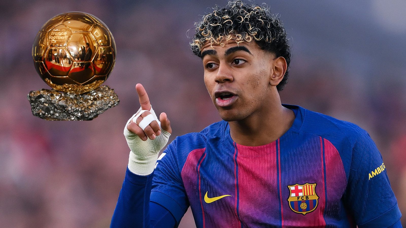 Lamine Yamal, vêtu du maillot du Barça, manifeste son enthousiasme par des gestes tout en interagissant avec un trophée numérique du Ballon d'Or.