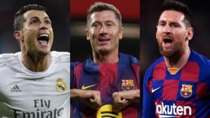 Cristiano Ronaldo, Robert Lewandowski et Lionel Messi célèbrent, arborant leurs maillots de club emblématiques et des expressions de triomphe sur des arrière-plans vibrants.