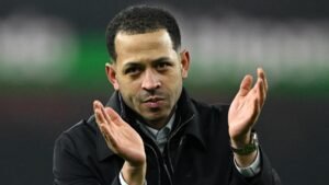 Liam Rosenior, l'entraîneur principal de Chelsea, applaudit en signe de satisfaction, vêtu d'une veste noire, lors d'une célébration en match.