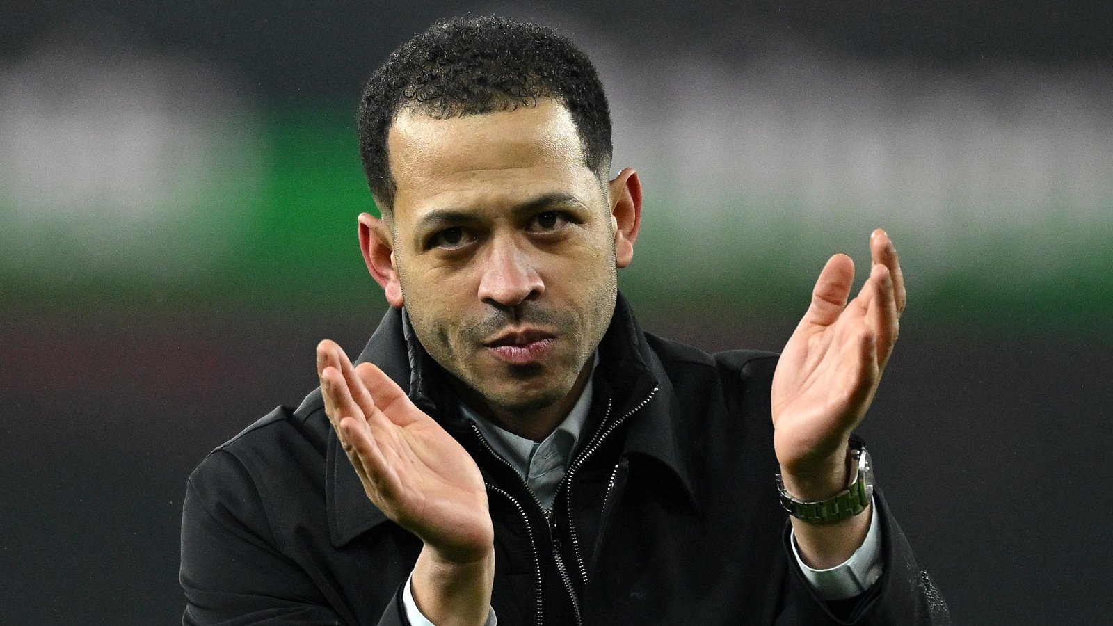 Liam Rosenior, l'entraîneur principal de Chelsea, applaudit en signe de satisfaction, vêtu d'une veste noire, lors d'une célébration en match.
