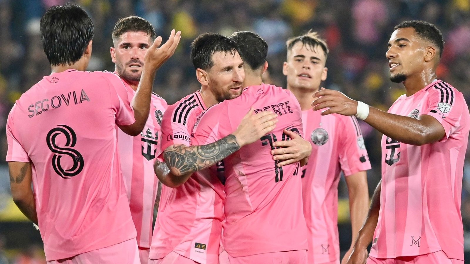 Lionel Messi célèbre un but en solo stupéfiant avec ses coéquipiers vêtus de maillots roses lors d’un match d’Inter Miami, illustrant l’unité et l’enthousiasme de l’équipe.
