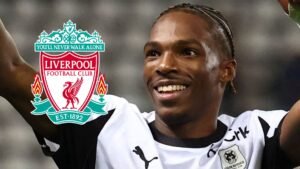 Le logo du Liverpool Football Club aux côtés de Jeremy Jacquet célébrant avec un large sourire, soulignant son récent transfert depuis Rennes.