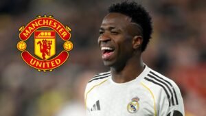 Vinícius Júnior célébrant un but pour le Real Madrid, avec un superposé du logo de Manchester United, mettant en lumière un intérêt potentiel pour un transfert.