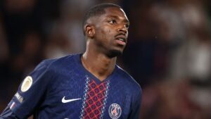 Ousmane Dembélé in een donkerblauw PSG-tenue, peinzend tijdens een wedstrijd na het verlies van PSG tegen Rennes op 15 februari 2026.