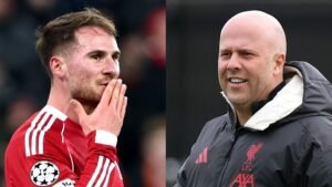Mac Allister de Liverpool semble pensif, tandis que le manager Slot sourit lors d'une réunion d'équipe, illustrant leur connexion.