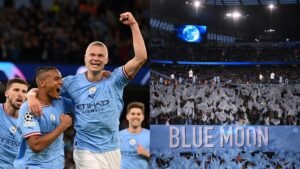 Het vieren van Manchester City-spelers, waaronder Erling Haaland, met fans die een "Blue Moon"-spandoek tonen in het stadion.