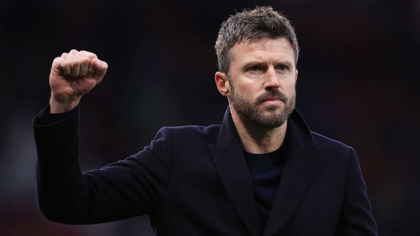 Scott McTominay célèbre avec un geste de poing levé, vêtu d'un manteau sombre, devant un fond de stade flou, symbolisant la résilience de Manchester United.