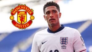 Jude Bellingham en tenue de l'Angleterre, affichant une expression concentrée, aux côtés du logo de Manchester United, évoquant les spéculations de transfert.