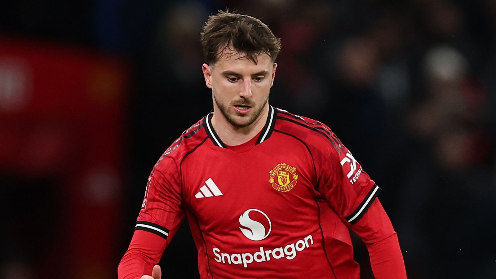 Mason Mount portant le maillot rouge de Manchester United, concentré sur le ballon pendant un match, mettant en avant sa présence sur le terrain.