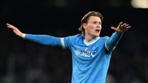 Scott McTominay dans le maillot bleu de Naples, gesticulant pendant un match, démontrant sa demande du ballon et sa conscience tactique sur le terrain.