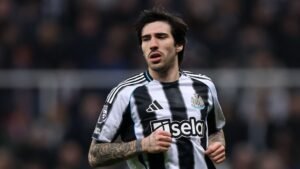 Sandro Tonali, en tenue rayée noir et blanc de Newcastle lors d'un match de Premier League, concentré et en mouvement sur le terrain.