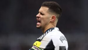 Bruno Guimarães uit zijn frustratie tijdens een wedstrijd voor Newcastle, gekleed in het zwart-wit gestreepte tenue van het team.