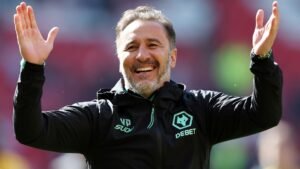 Vladimir Petković juicht met uitgestrekte armen nadat Nottingham Forest hem heeft aangesteld als hun vierde manager om degradatie te voorkomen.